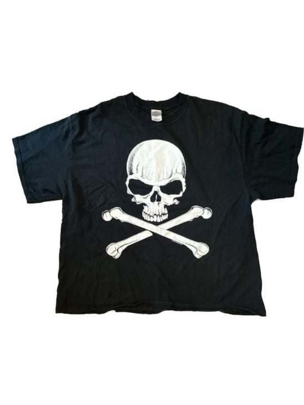 Vintage 2002 Fashion Victim Skull and Crossbones Graphic T-Shirt